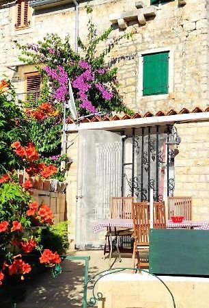Apartment Alena With Terrace And Garden Center Jelsa ييلسا المظهر الخارجي الصورة