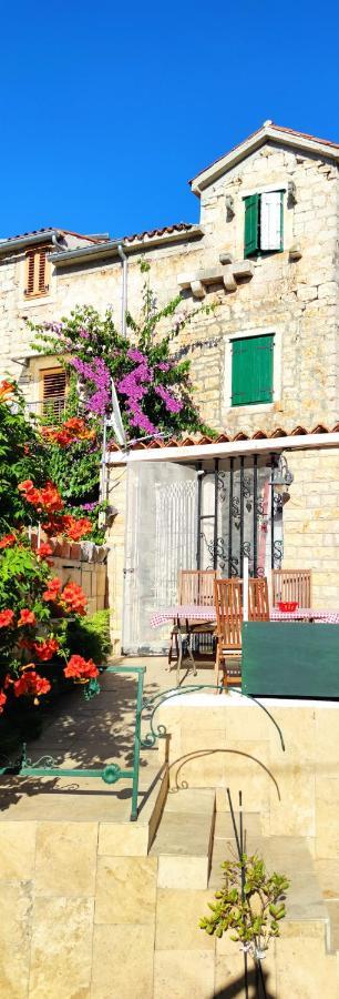 Apartment Alena With Terrace And Garden Center Jelsa ييلسا المظهر الخارجي الصورة