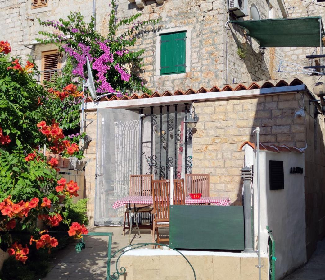 Apartment Alena With Terrace And Garden Center Jelsa ييلسا المظهر الخارجي الصورة