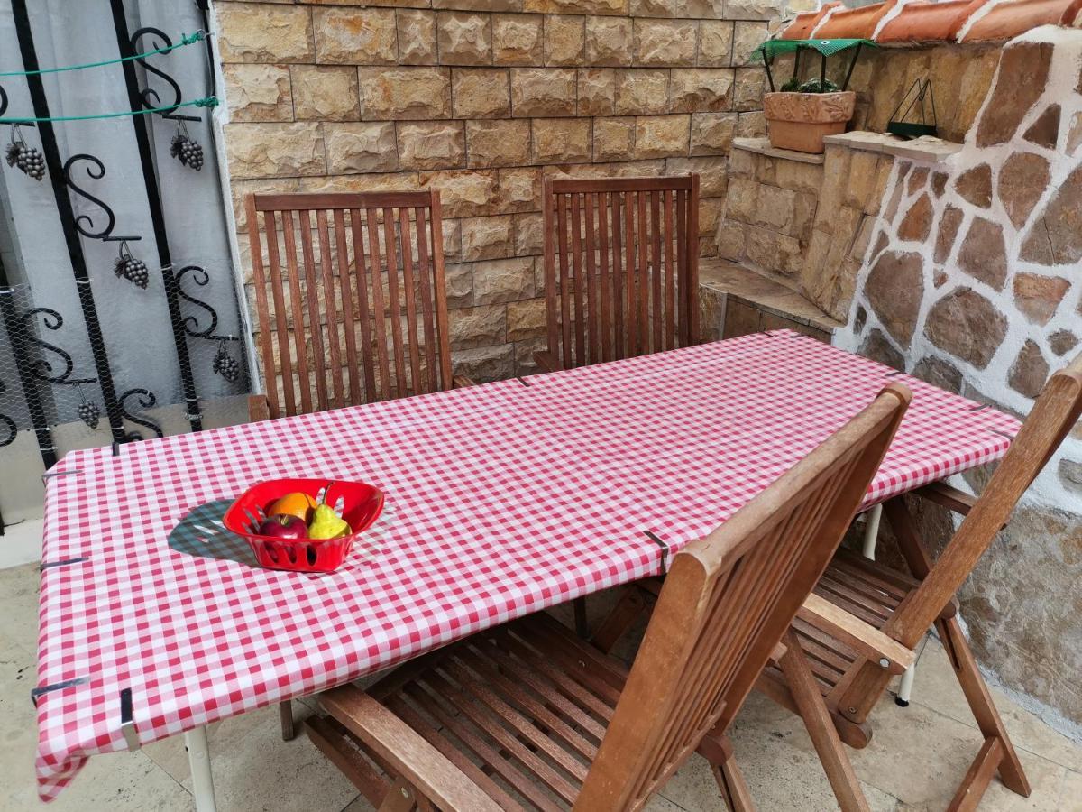 Apartment Alena With Terrace And Garden Center Jelsa ييلسا المظهر الخارجي الصورة