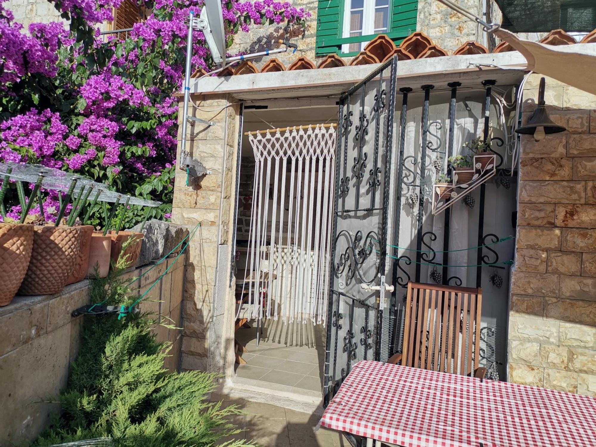 Apartment Alena With Terrace And Garden Center Jelsa ييلسا المظهر الخارجي الصورة